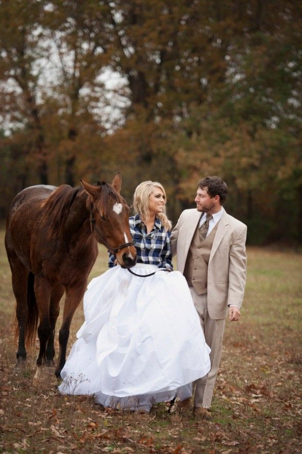 country-wedding-couple-with-horse