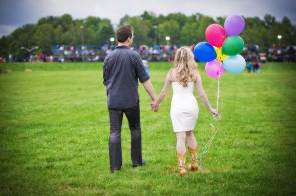 couple-with-ballons