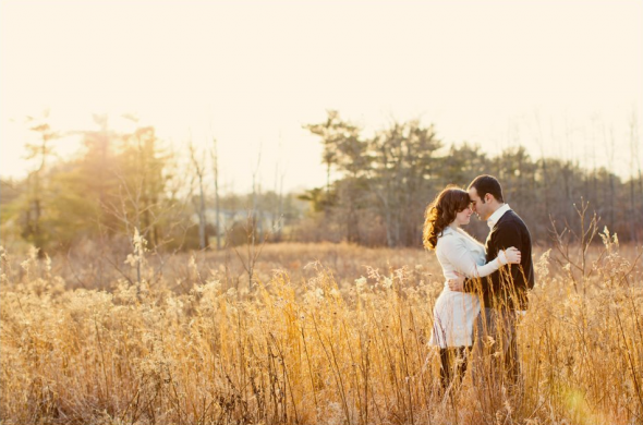 engagement-pictures-in-field