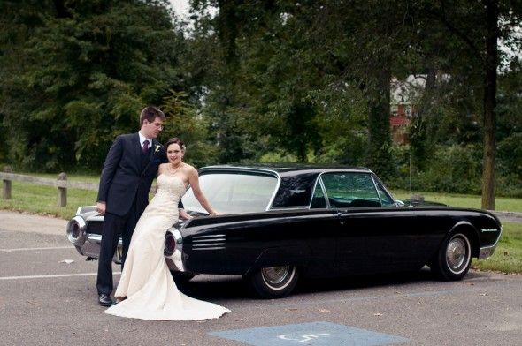vintage-car-at-wedding
