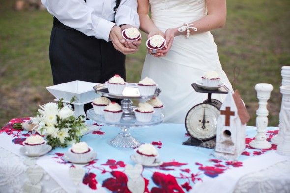 white-red-themed-wedding