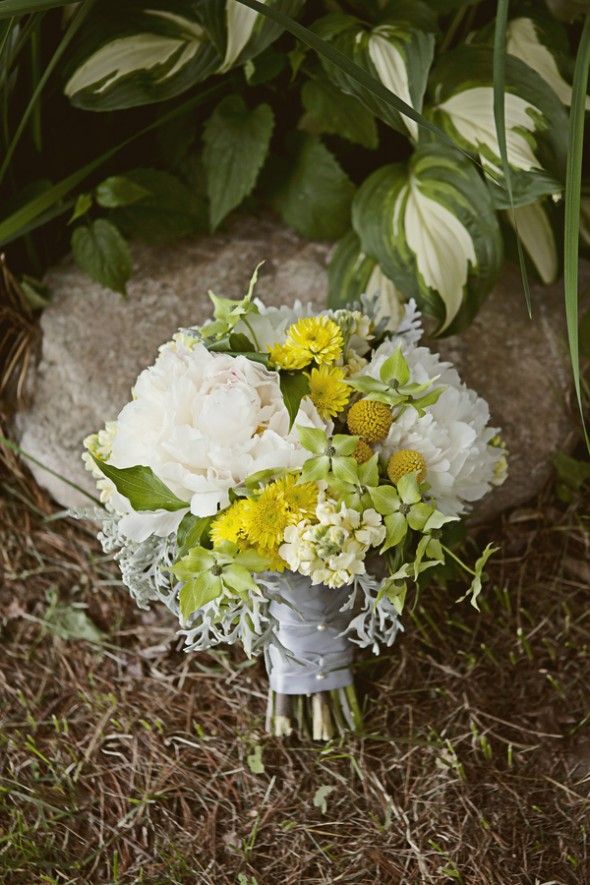 yellow-white-wedding-bouquet 