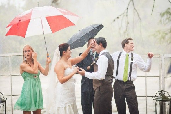 outdoor-wedding-in-the-rain