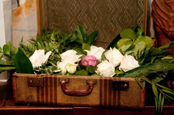 vintage-suitcase-at-wedding