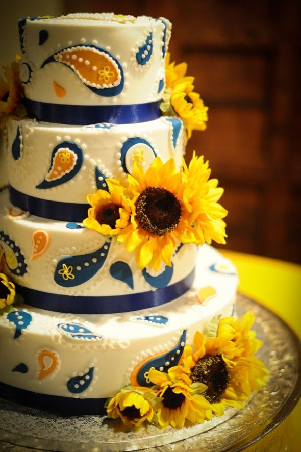 sunflower-theme-wedding-cake