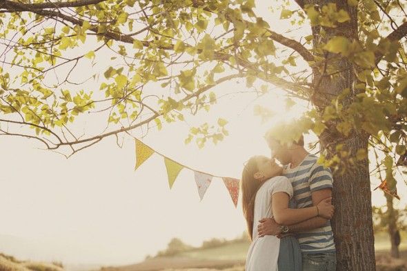 outdoor-picnic-engagament-pictures