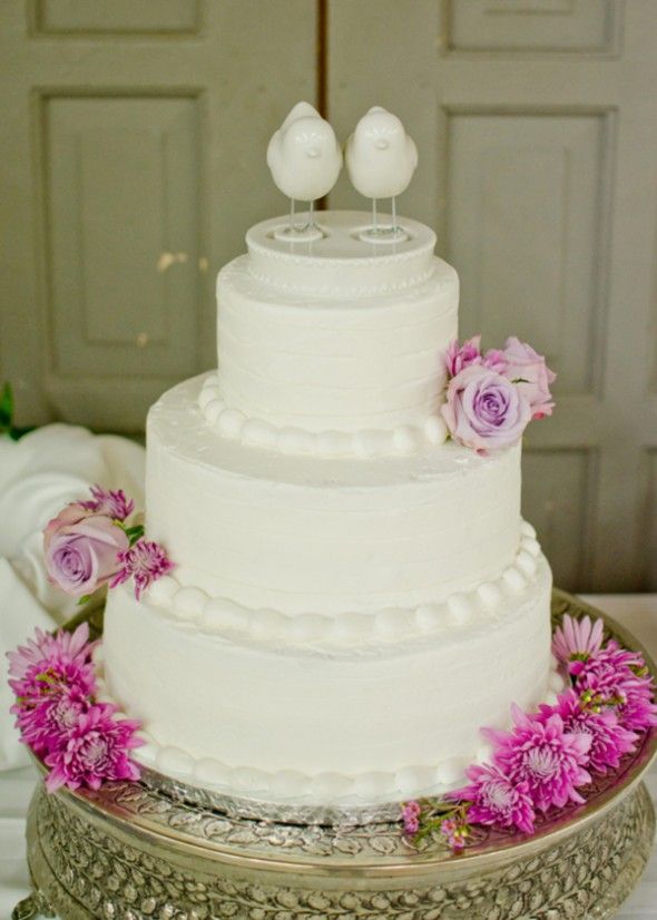white-purple-wedding-cake