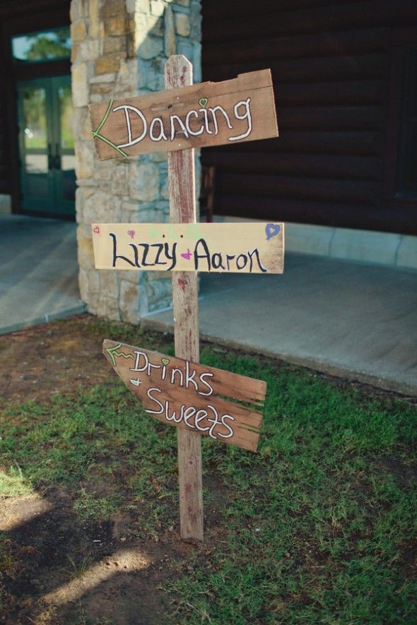 wood-direction-sign-for-wedding