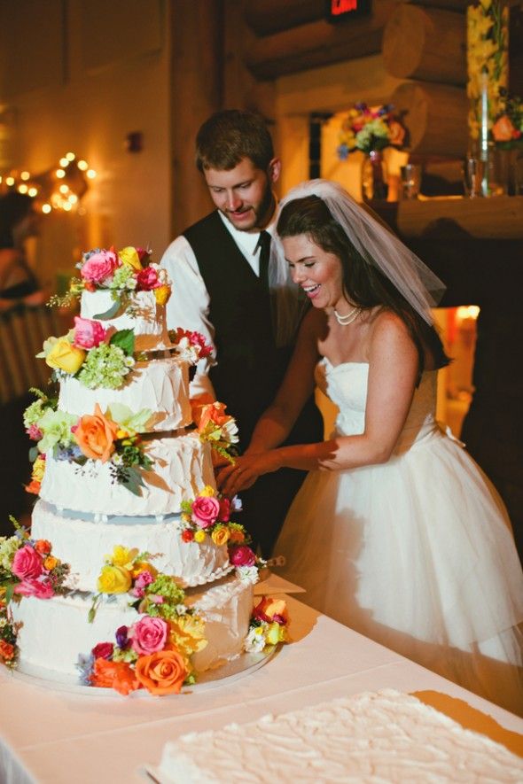 cutting-the-cake-at-a-wedding