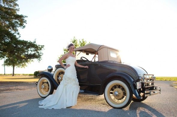 antique-car-at-wedding