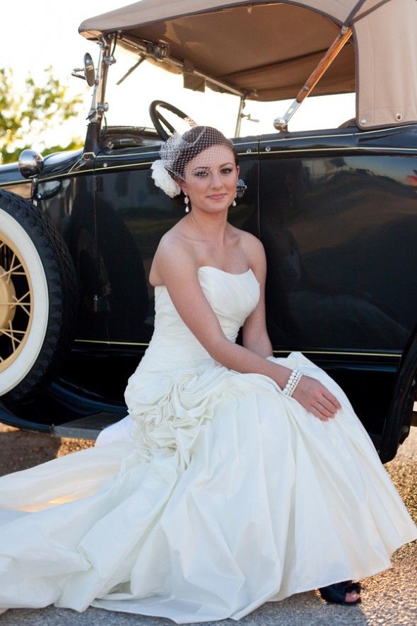 bridal-session-with-antique-car