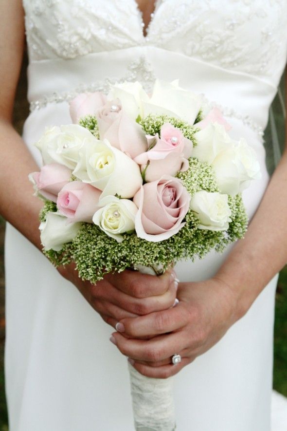 white-and-pink-rose-bouquet