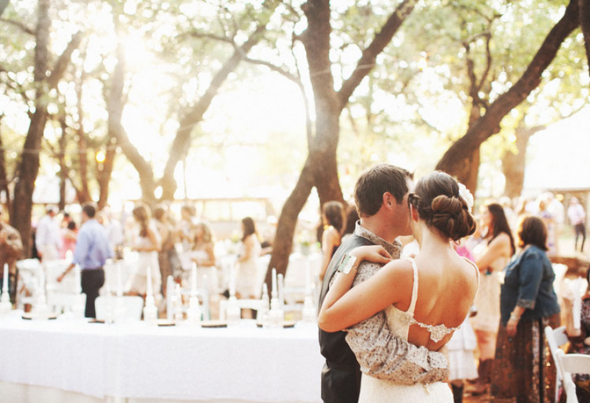 outdoor-wedding-dancing 