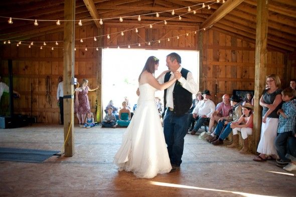 wedding-dancing-in-barn