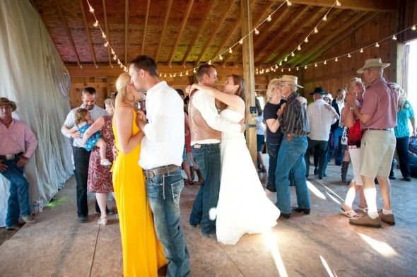 barn-wedding-reception 