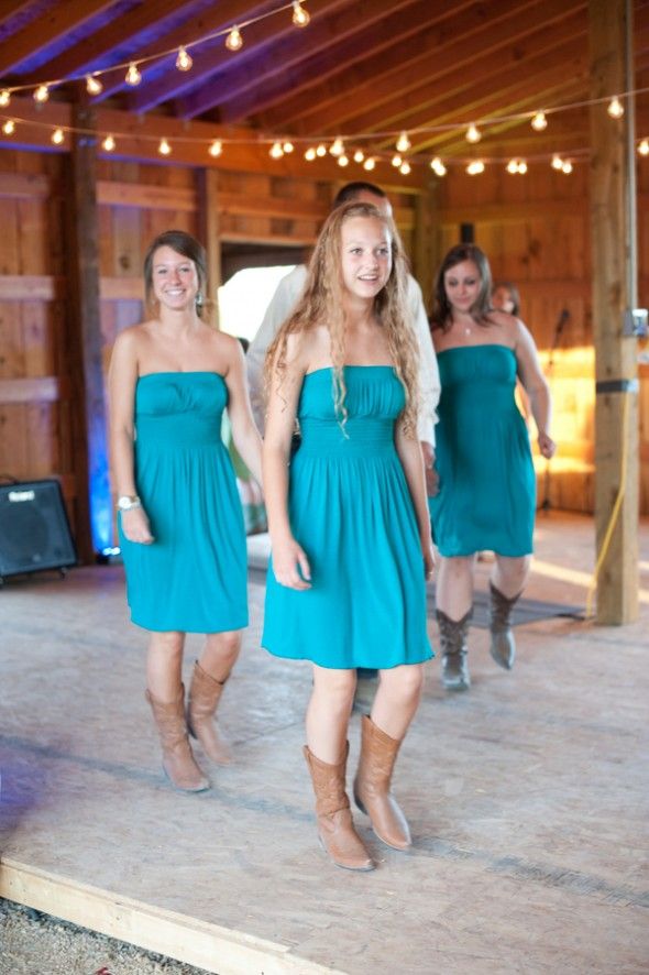 bridesmaids-dancing-at-barn-wedding