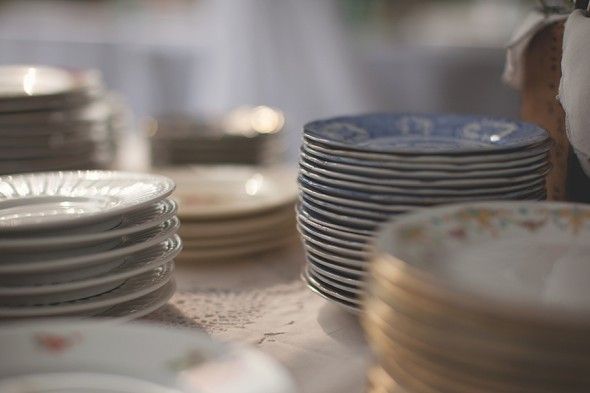 vintage-plates-at-wedding
