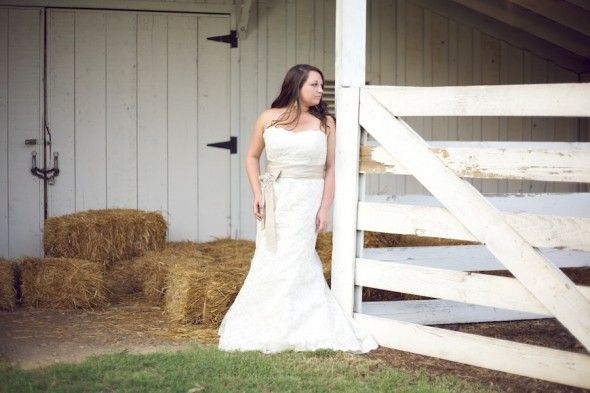 bridal-session-in-a-barn