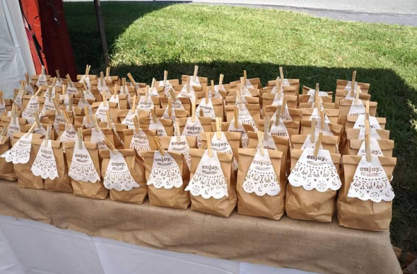 Kraft paper wedding favor bags with lace