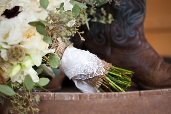 How great lace wrapped bouquets look at weddings