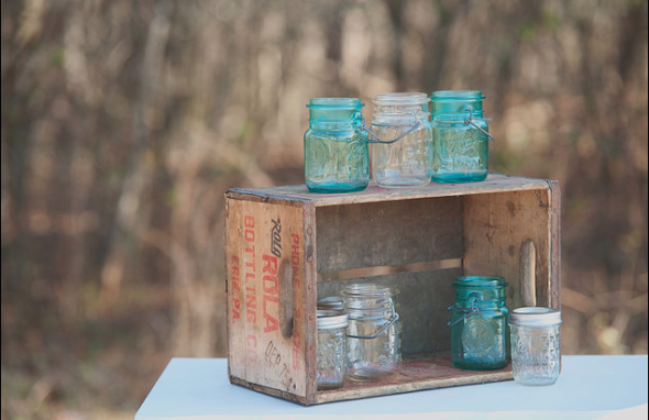Find out how and where to rent mason jars for your wedding.