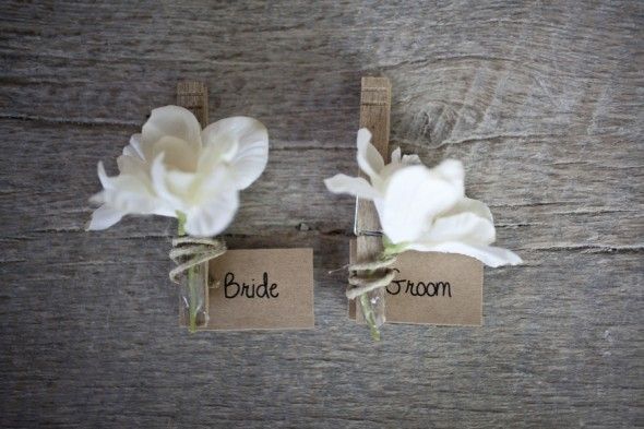 We love white simple wedding flowers