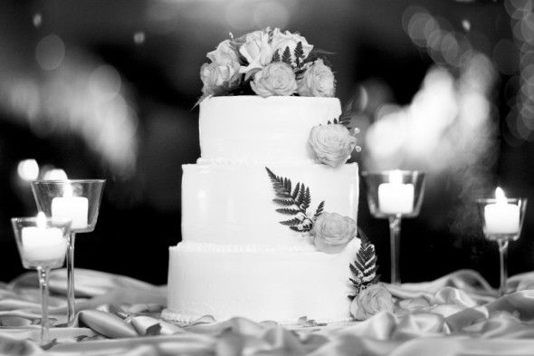 White & Rose Wedding Cake