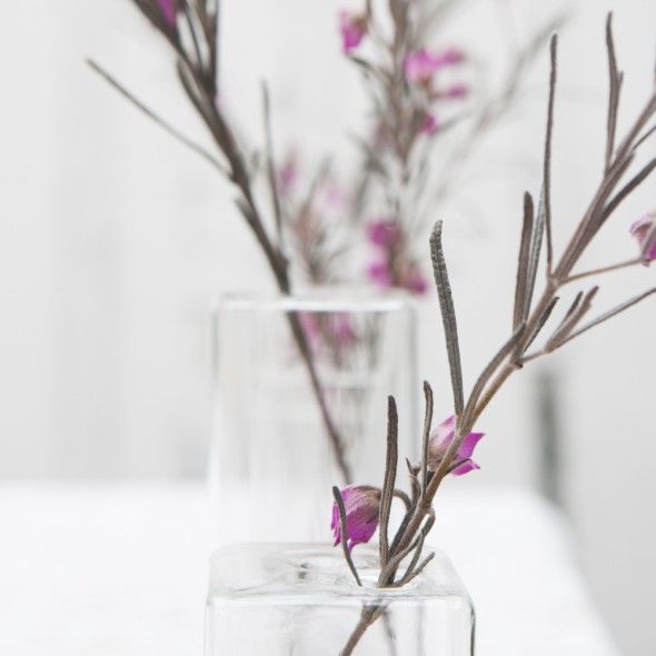 How to Arrange Glass Vases for Wedding Table Decor