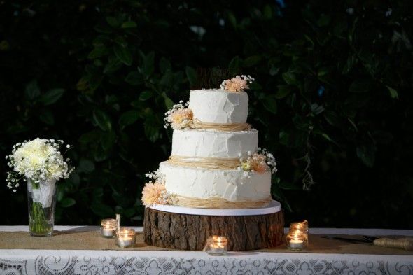 Country wedding simple cake and wood cake plate