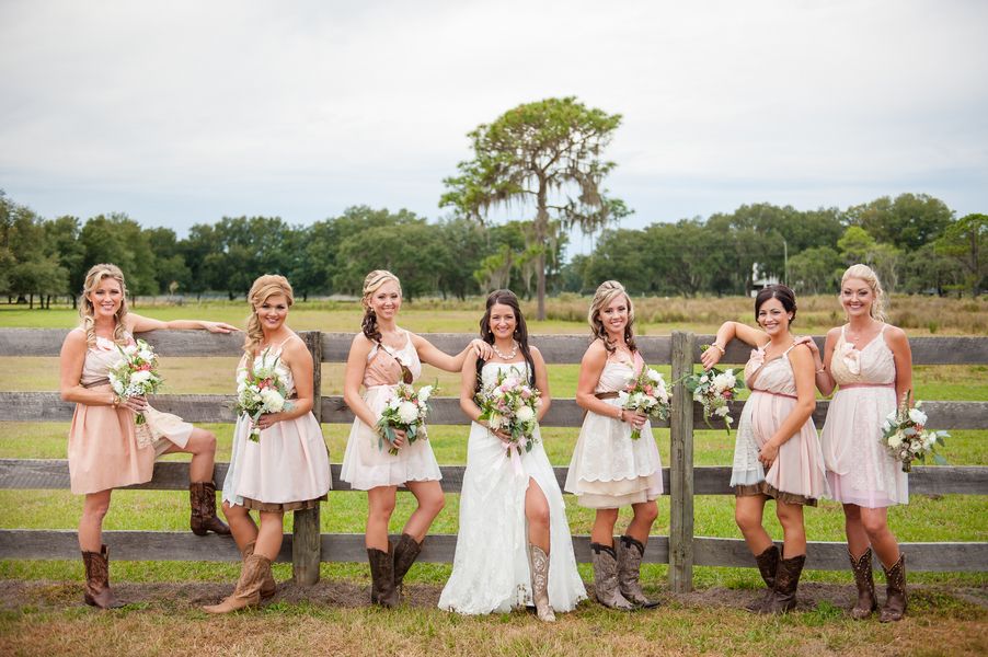 Amazing rustic country style wedding in a barn with cute details and elegant decorations