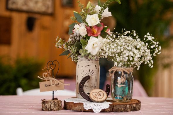 Amazing rustic country style wedding in a barn with cute details and elegant decorations 
