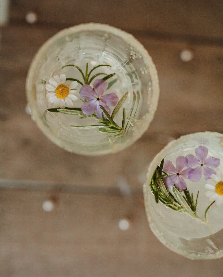 flowers in your wedding cocktail