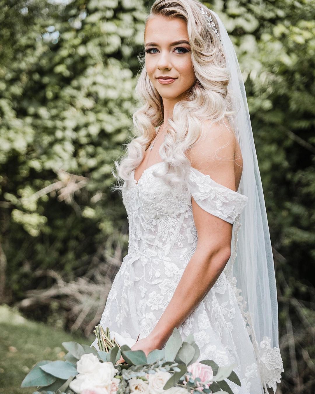 bride with old hollywood hairstyle