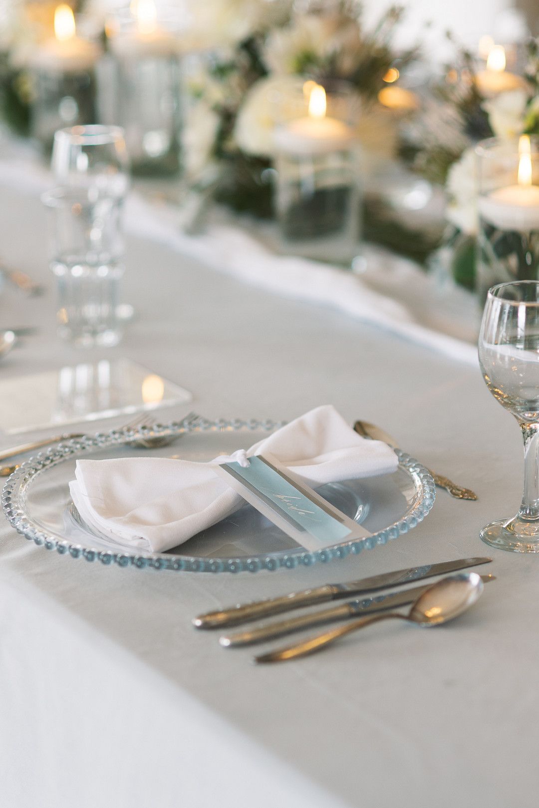 weddiing table decor with dusty blue details