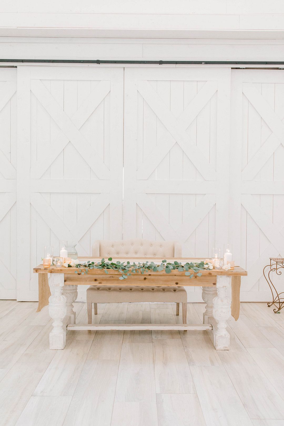 beautiful & classic barn wedding decor