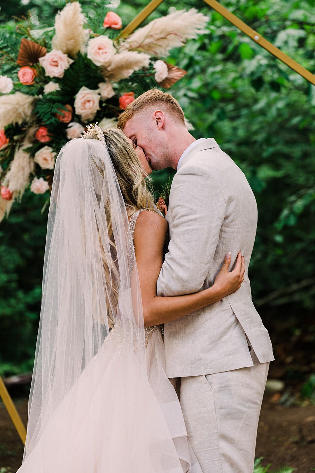 bride and groom kissing at Backyard Wedding in Washington