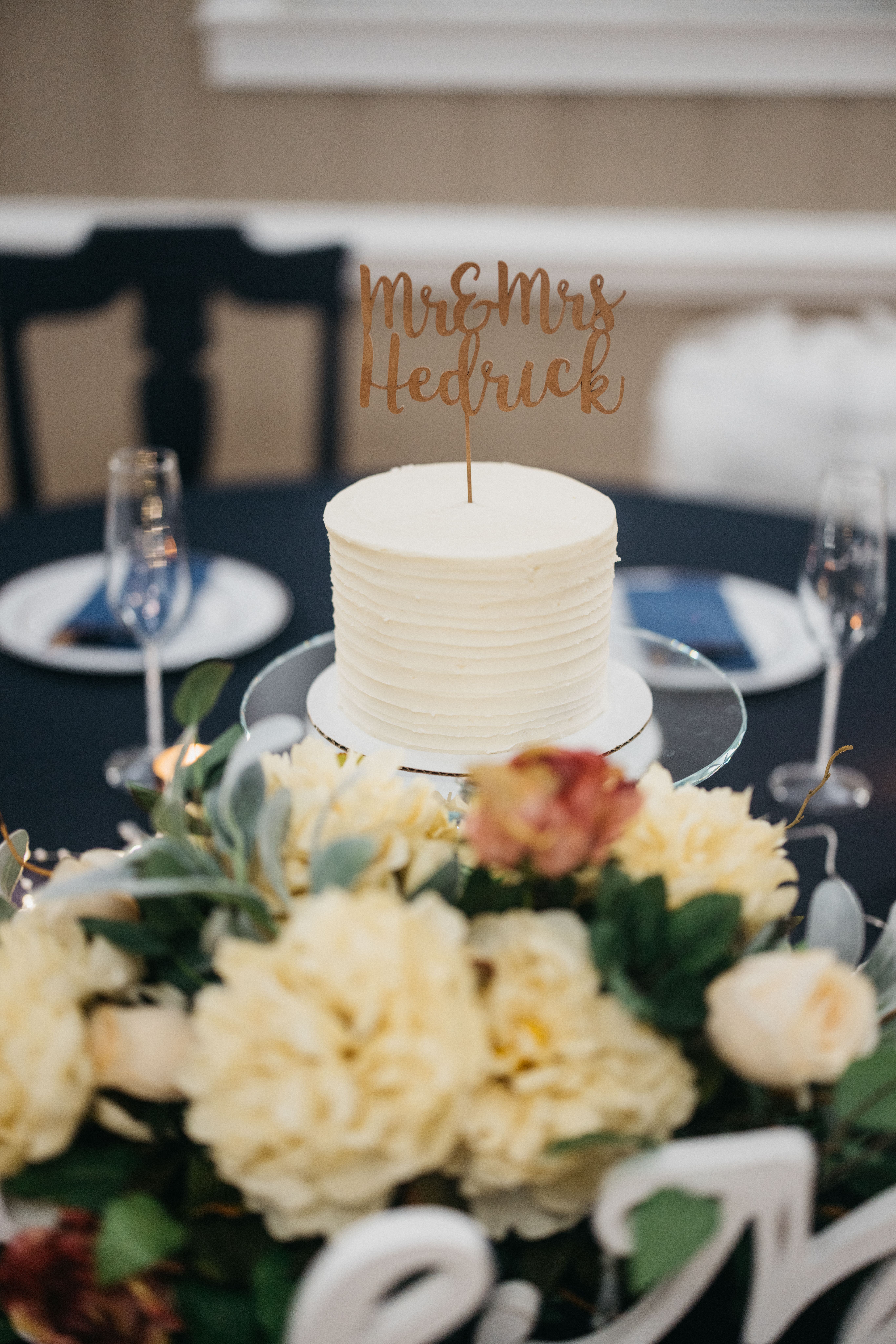 simplistic white wedding cake
